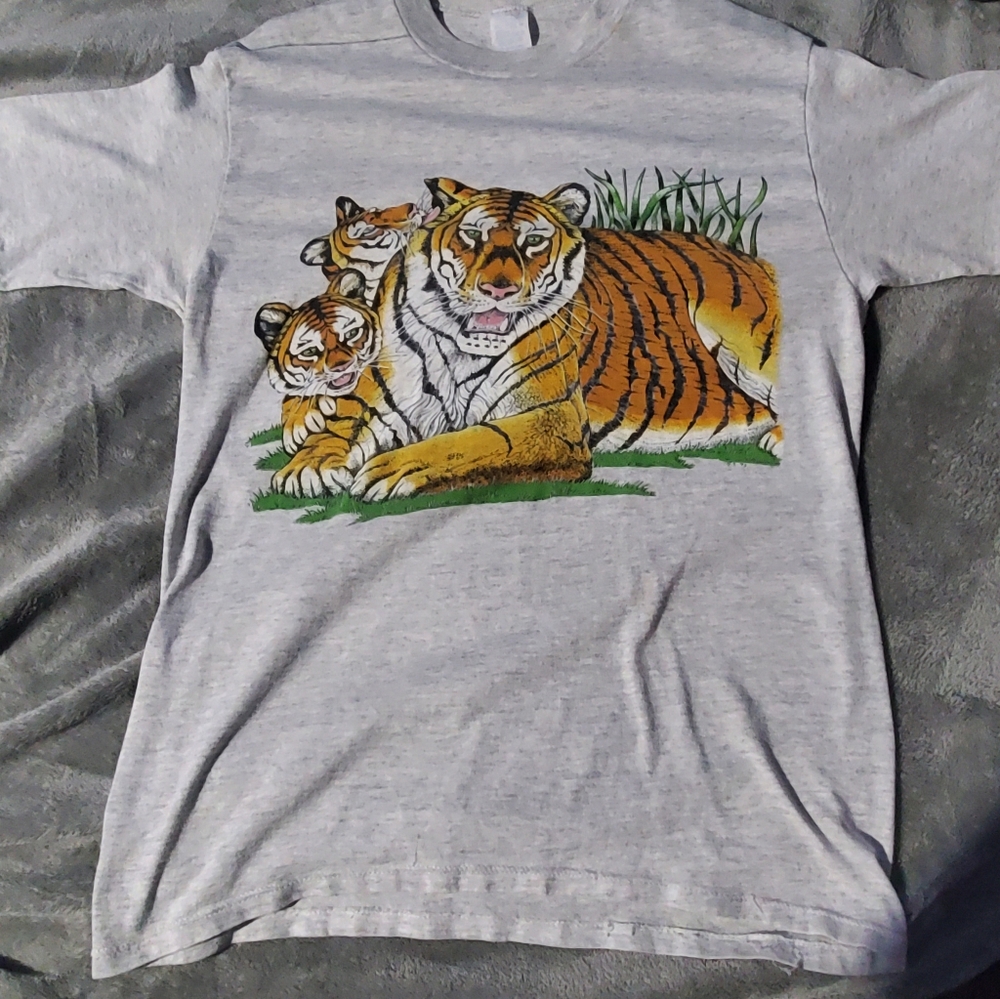 Vintage Tshirt Tigress with 2 tiger cubs